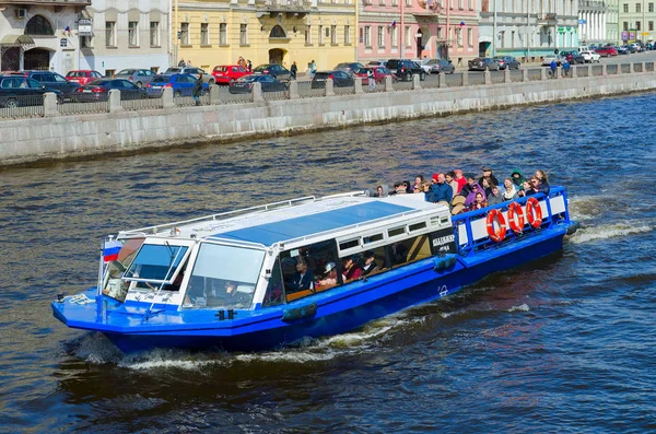 Экскурсионное судно плывет по реке Фонтанке, Санкт-Петербург, Россия — стоковое фото