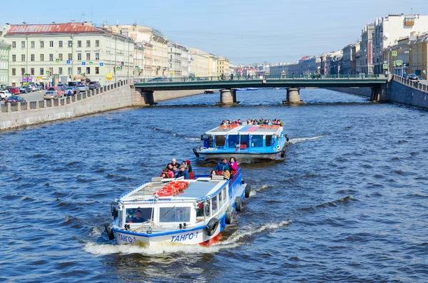 Экскурсионные лодки на реке Фонтанке возле Семёновского моста, Санкт-Петербург, Россия — стоковое фото