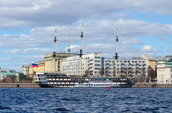 Frigate Grace (ship-restaurant) at Petrovskaya embankment, St. Petersburg, Russia — Stock Photo, Image