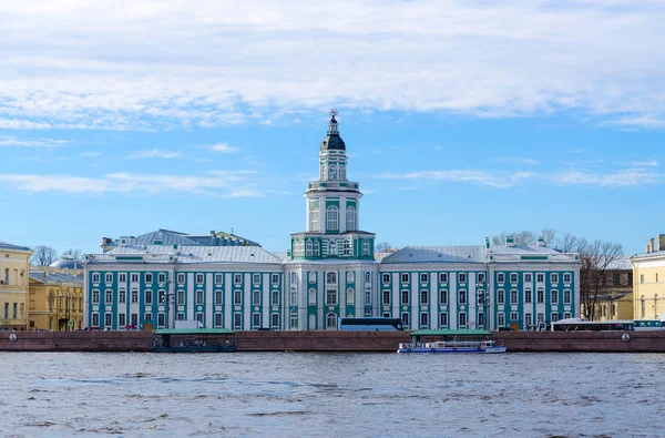 Byggnad av Kunstkamera på Universitetskaya embankment, St. Petersburg, Ryssland — Stockfoto