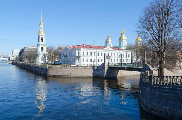 Utsikt över St. Nicholas Epiphany domkyrkan på Krjukoff Canal vallen i St. Petersburg, Ryssland — Stockfoto