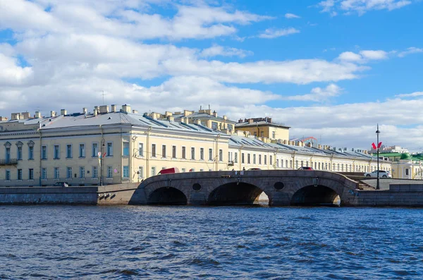 Blick vom Fluss Newa zur Prachetschny-Brücke über den Fluss Fontanka, st. petersburg, Russland — Stockfoto