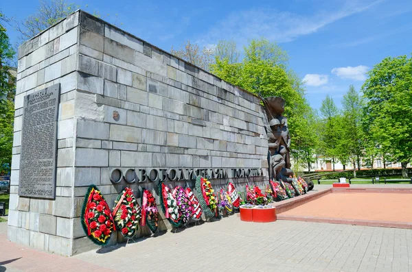 Пам'ятник визволителям Полоцька лежить Francisk Скорини авеню, Полоцьк, Білорусь — стокове фото