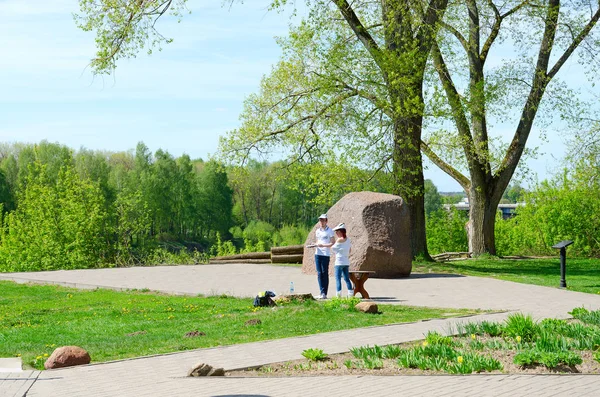 Jóvenes en la plataforma cerca de la piedra Borisov, Polotsk, Bielorrusia — Foto de Stock