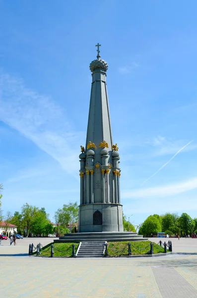 Monumento a los héroes de la guerra patriótica de 1812 en la Plaza de la Libertad, Polotsk, Bielorrusia — Foto de Stock