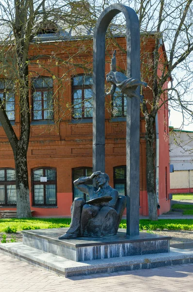 Monument till Mark Chagall (baserat på bild av Marc Chagall La Promenade), Vitebsk, Vitryssland — Stockfoto