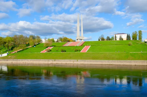 Beautiful view of embankment of Zapadnaya Dvina river and memorial complex Three bayonets, Vitebsk, Belarus — Stock Photo, Image