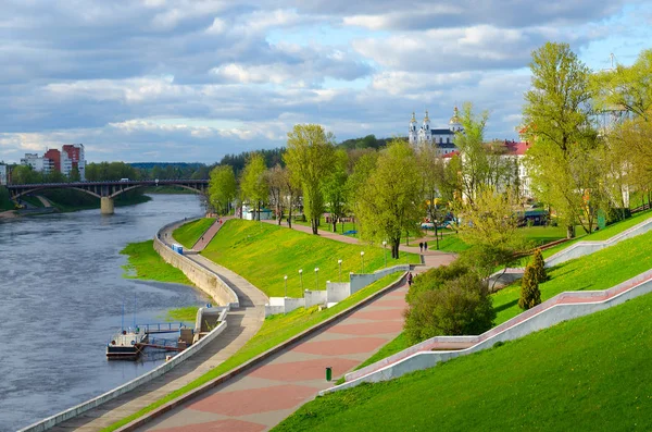 Vacker utsikt över banvallen av västra Dvina Riverl, Vitebsk, Vitryssland — Stockfoto