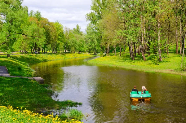 Río Vitba en el parque de la cultura y el descanso lleva el nombre de Frunze, Vitebsk, Bielorrusia — Foto de Stock