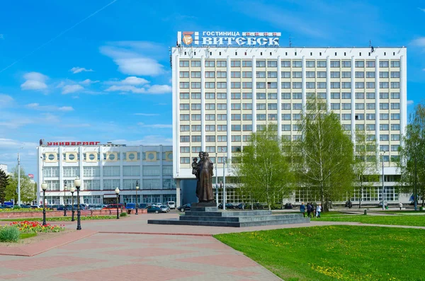 Place du Millénaire de Vitebsk. Complexe touristique et hôtelier Vitebsk Hotel, Belarus — Photo