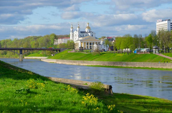 Utsikt över kajen floden Zapadnaya Dvina, Vitebsk, Vitryssland — Stockfoto