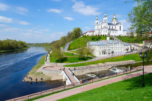 Holy Dormition Cathedral på antagandet montera på confluencen av floderna Vitba och västra Dvina, Vitebsk, Vitryssland — Stockfoto