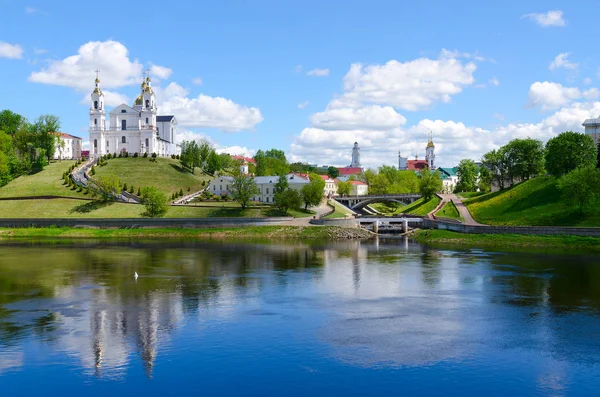 Vacker utsikt över historiska centrum av Vitebsk över västra Dvina, Vitryssland — Stockfoto