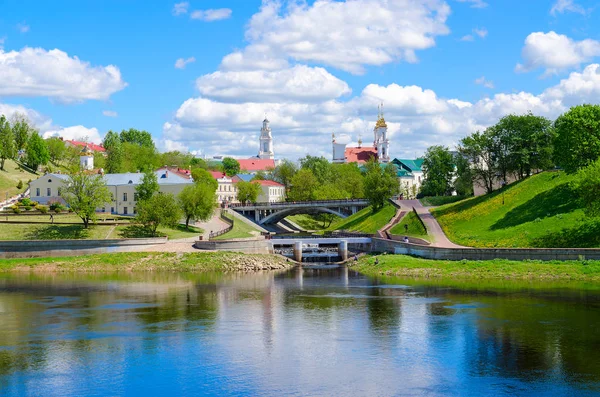 Vacker utsikt över historiska centrum av Vitebsk nära floderna västra Dvina och Vitba, Vitryssland — Stockfoto