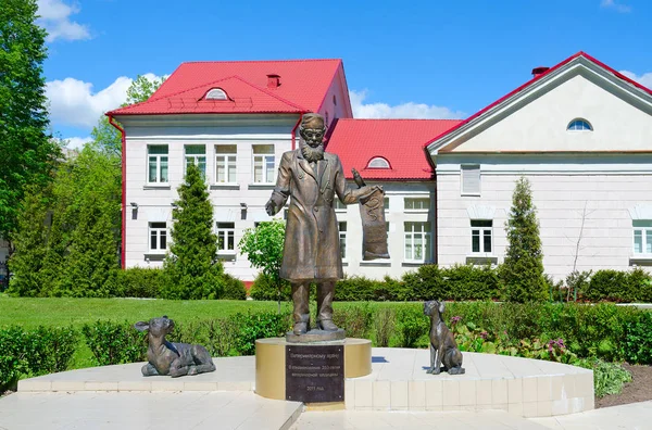 Památník k veterinárnímu lékaři na území Vitebsk státní Akademie of zvěrolékař lék, Bělorusko — Stock fotografie