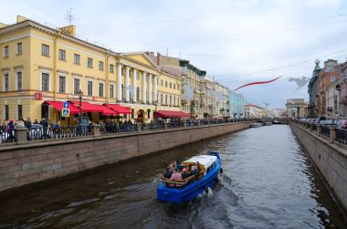 Gezi teknesi Griboyedov kanal, St. Petersburg, Rusya Federasyonu