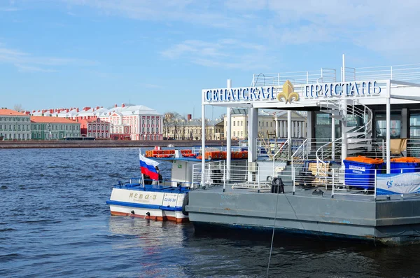 Сенатская набережная на Неве, Санкт-Петербург — стоковое фото