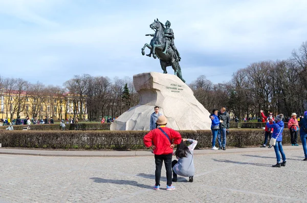 Los turistas son fotografiados cerca del monumento a Pedro Magno, San Petersburgo, Rusia —  Fotos de Stock