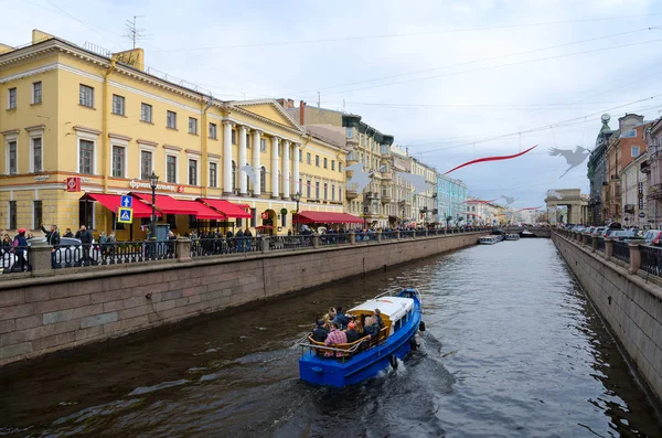 Utflyktsbåt på Gribojedov kanalen, St. Petersburg, Ryssland — Stockfoto