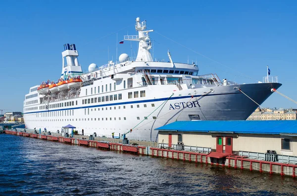 Cruise ship Astor on quay on Neva at English embankment in St. Petersburg, Russia — Stock Photo, Image