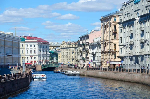 Экскурсионные лодки на реке Мойка возле Зеленого моста, Санкт-Петербург, Россия — стоковое фото