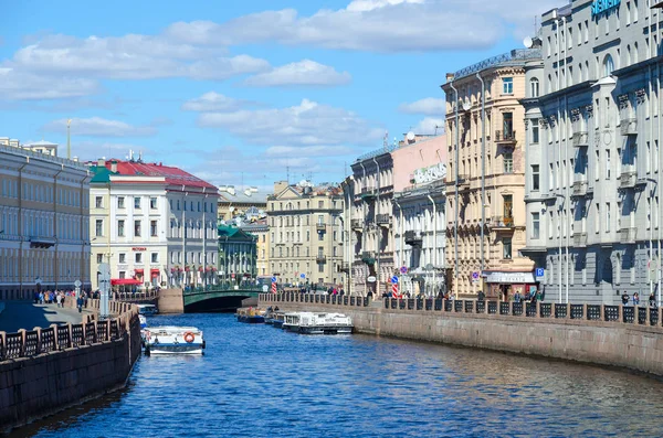 Ausflugsboote auf dem Fluss Moika in der Nähe der grünen Brücke, st. petersburg, russland — Stockfoto