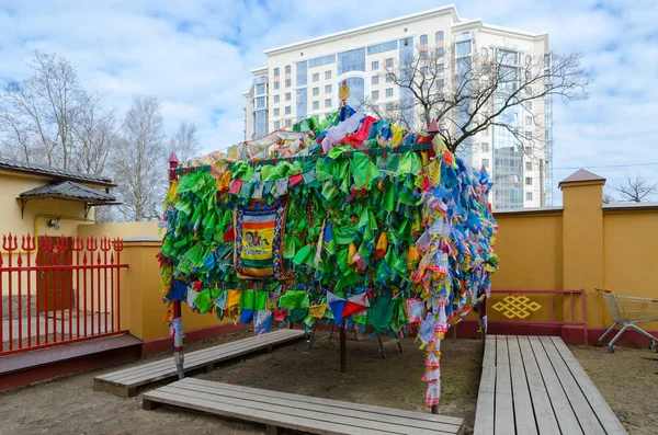 Gebetsfahnen im buddhistischen Tempel datsan gunzehoyney in St. Petersburg, Russland — Stockfoto