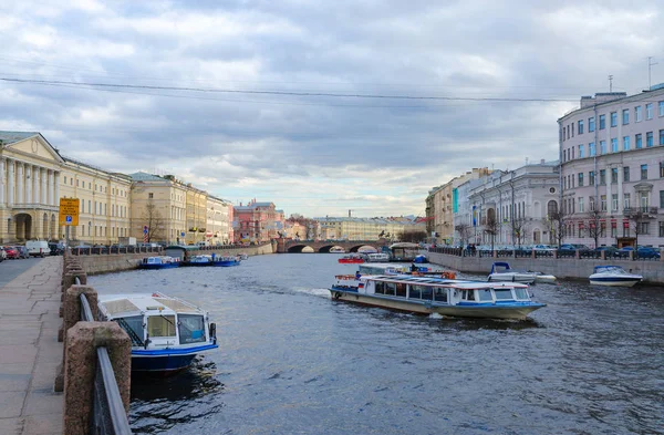 Ausflugsboote auf dem Fluss Fontanka in der Nähe der Brücke Anitschkow, st. petersburg, russland — Stockfoto