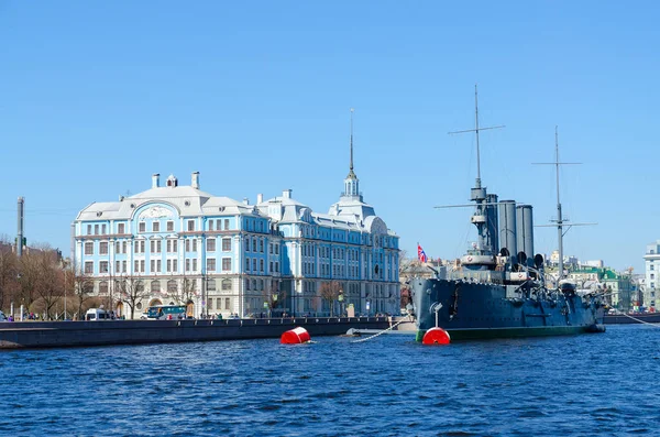 Cruiser Aurora at Petrogradskaya embankment, St. Petersburg, Russia — Stock Photo, Image