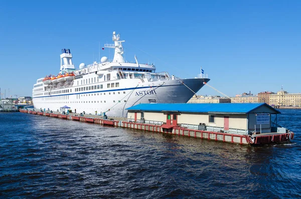 Kreuzfahrtschiff Asteror vor Anker auf dem Fluss Newa am englischen Damm, st. petersburg, russland — Stockfoto