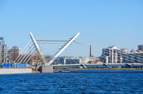 Lazarevsky schrägseilbrücke über malaya nevka, st. petersburg, russland — Stockfoto