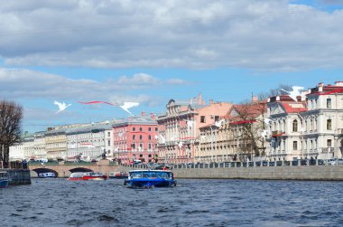 Gezi tekneleri Fontanka Nehri üzerinde Anichkov Bridge, St Petersburg, Rusya Federasyonu oteller