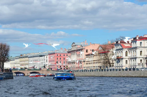Gezi tekneleri Fontanka Nehri üzerinde Anichkov Bridge, St Petersburg, Rusya Federasyonu oteller