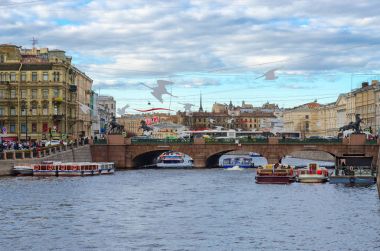 Gezi tekneleri Fontanka Nehri üzerinde Anichkov Bridge, St Petersburg, Rusya Federasyonu oteller