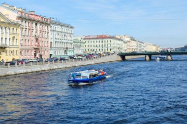 Semyonovsky bridge, St Petersburg, Rusya Federasyonu yakınındaki gezi tekneleri Fontanka Nehri üzerinde