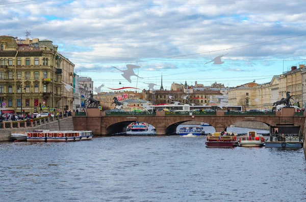 Gezi tekneleri Fontanka Nehri üzerinde Anichkov Bridge, St Petersburg, Rusya Federasyonu oteller