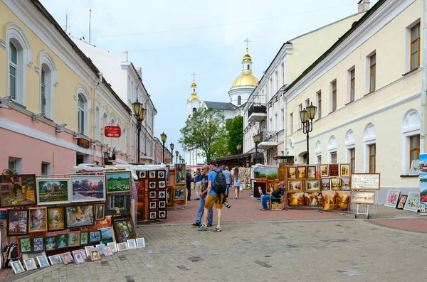 Commerce de rue de peintures au festival annuel de musique populaire Bazar slave à Vitebsk, Biélorussie — Photo