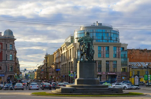 Заміський проспект та Горохова вулиця. Пам'ятник а. с. Грибоєдов у вечірній захід сонця світлі, Санкт-Петербург, Російська Федерація — стокове фото