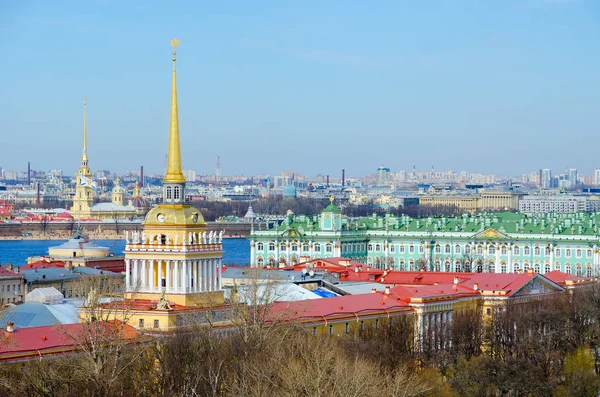 Zobacz w historycznym centrum Petersburga (Admiralty budynku, Hermitage), Rosja — Zdjęcie stockowe