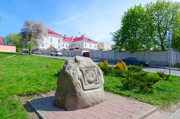 ポラツク、ベラルーシの都市の歴史的中心部で Frantsisk Skorina の紋章付き外衣が付いている石 — ストック写真