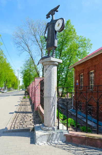 Composição escultural Shkolyar com Relógio perto de Museu de Crianças, Polotsk, Bielorrússia — Fotografia de Stock
