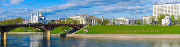 Schöne Aussicht auf das Ufer des Flusses Zapadnaja dvina, Witebsk, Weißrussland — Stockfoto