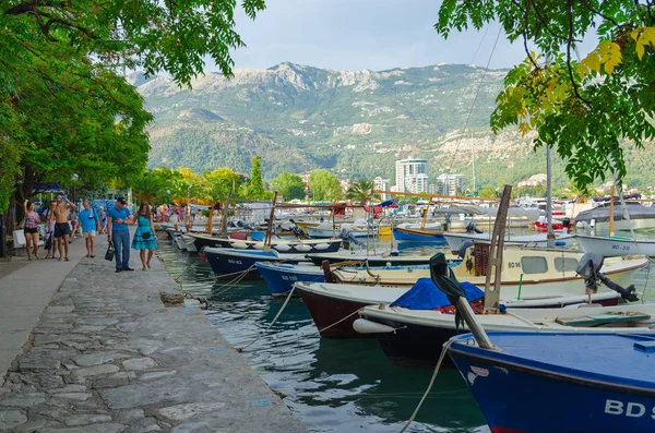 Turistas caminan a lo largo del paseo marítimo, Budva, Montenegro — Foto de Stock