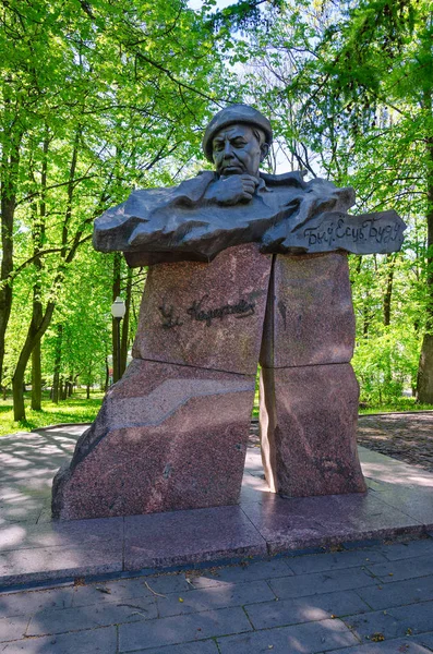 Памятник Владимиру Короткевичу, Витебск, Беларусь — стоковое фото