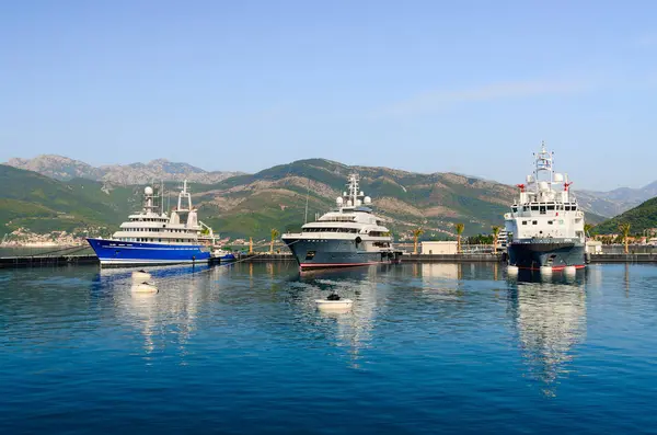 Tivat Bay gemilerde arka planını dağ manzarası, Karadağ — Stok fotoğraf