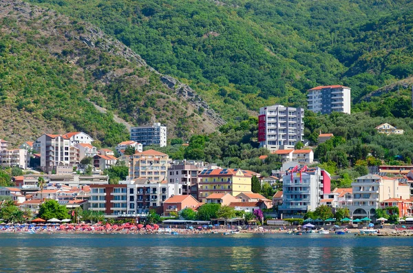 Vista desde el mar al pueblo balneario de Rafailovici, Montenegro —  Fotos de Stock