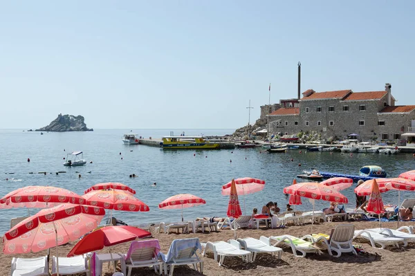 Popüler tatil şehir Petrovac Karadağ eski Venedik kalesinin yakınındaki Beach'de