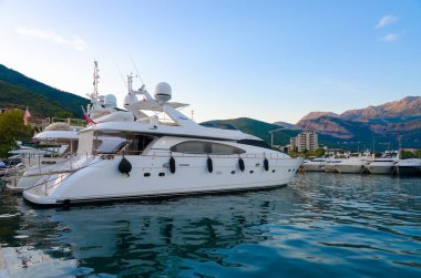 Zevk iskelede Budva resort, Karadağ kıyısındaki Yatlar.