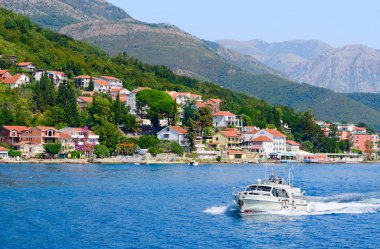 Deniz güzel görünümünden ayak Dağları, Kotor Koyu'ndaki, Karadağ, sahil ve tatil köyüne