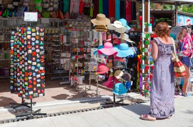 Kadın mal Petrovac resort kasaba, Karadağ sahildeki dükkanda inceliyor